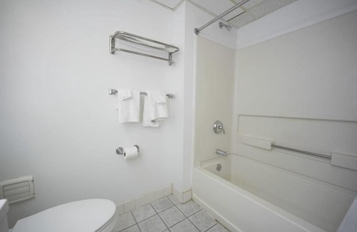 Berlin Hotel | Greenwoods Inn & Suites