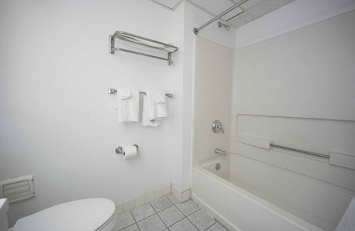 Berlin Hotel | Greenwoods Inn & Suites
