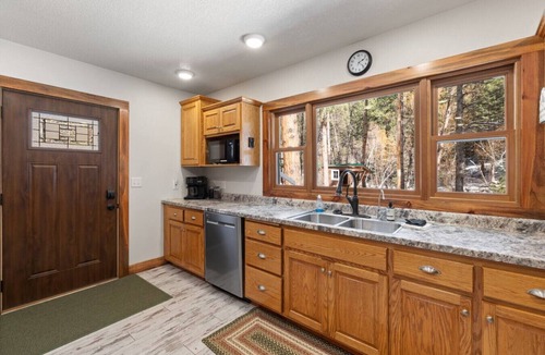 Keystone House | Grizzly Bear Creek- Mt Rushmore Views- w/Hot tub