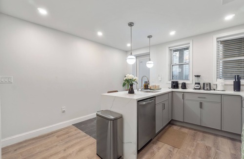 Jersey City Apartment | Ground Level 1BR/2BATH w 2Queens apartment, near PATH station w + W/D