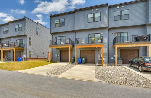 Frederick House | Group & Family Welcome, 1 Mile to Historic Frederick, 4 Bedrooms, 4 Baths