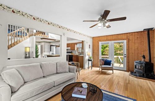Great Cacapon House | Group-friendly cabin w hot tub & deck