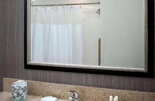 Newark Hotel | Group Getaway! 4 Contemporary Units, Pet-friendly, Indoor Pool, Free Parking!