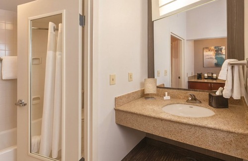 Newark Hotel | Group Getaway! 4 Contemporary Units, Pet-friendly, Indoor Pool, Free Parking!