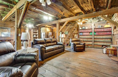 Frederick House | Group Getaway in Historic Barn: 2 Mi to Rushville