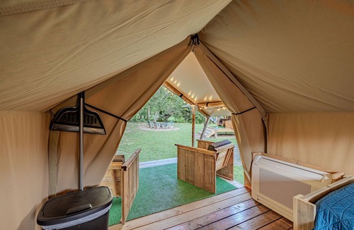 Newport RV Rental | Group Glamping: Luxury Tents Near Gburg and PF