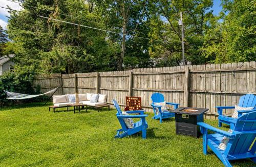 East Campus House | Group Retreat Near UNL and DT with Backyard and Firepit