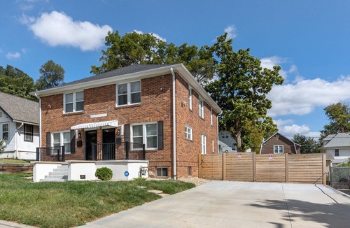 Midtown House | Group Stay: KingBeds l Arcade l FirePit l Yard I 5mins CWS, CHI Arena, Creighton