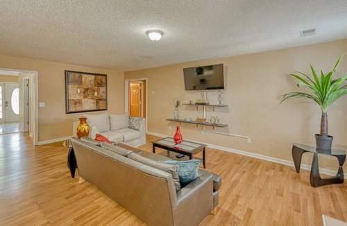 Huntcliff House | Groups, Family, Graduation, Fort Jackson, USC Downtown