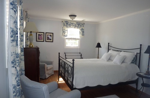 Pineville House | Guest House .Remote Luxurious living, Driving Range & swimming pool