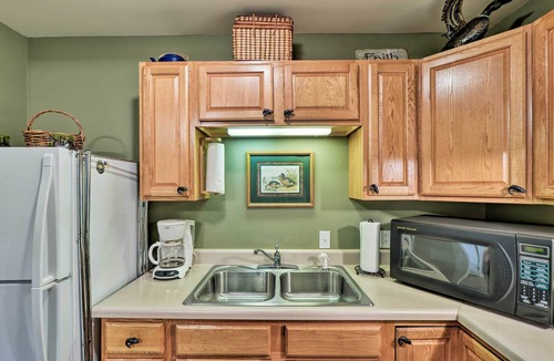 Groveoak Apartment | Guntersville Lake Home w/Deck & Covered Boat Slip