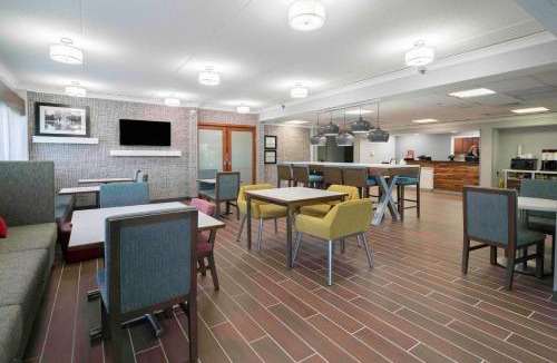 Maryland Heights Hotel | Hampton Inn St. Louis - Westport