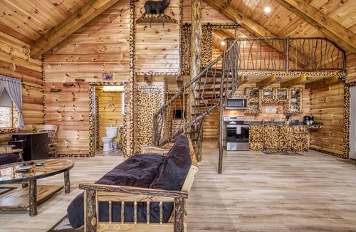 Newport Cabin | Handcrafted Home w/Private Hot Tub|Video Games