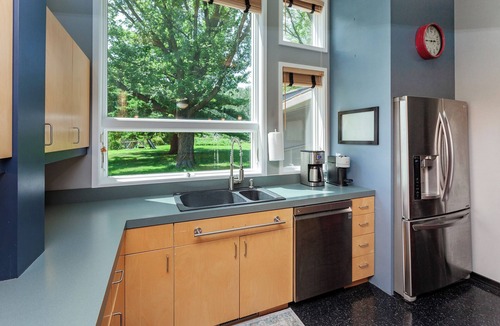 Ames House | Harvest Hill–Modern Farmhouse Retreat Near ISU, Perfect for Families & Game Days