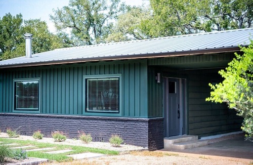 Burnet Cottage | Have fun with the whole family at this stylish place