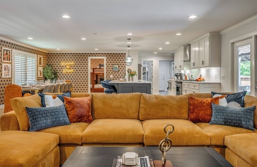 Tulsa House | Heart of Midtown Gem - Pickleball Court - Putting Green - 5 Bedrooms