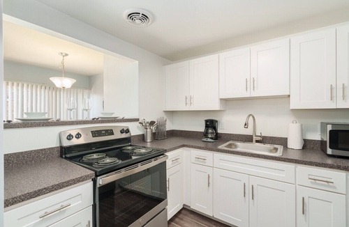 Towson Apartment | Heart of Towson -Pool-King-Parking-Netflix-GYM