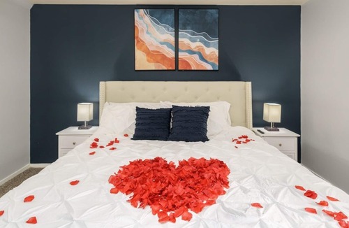 Towson Apartment | Heart of Towson -Pool-King-Parking-Netflix-GYM