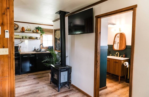 Bellevue Cabin | Heartbreaker|Log Cabin + Hot Tub w/TV+ Pickleball