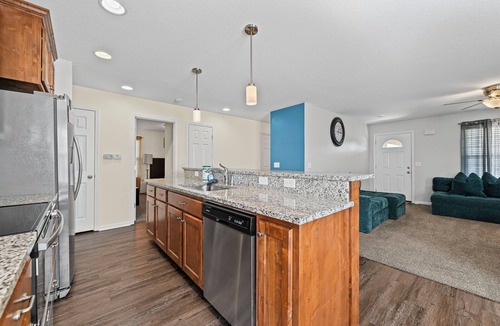 Lansing House | Heartland Home 3BR Home w/Parking Pet Friendly Accommodated up to 10 guests