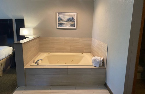 Coralville Hotel | Heartland Inn