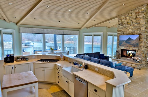 Bumpass House | Heated Lake, Sleeps 20, Electric Boat & Jet skis, Hot Tub, Movie Room, Games