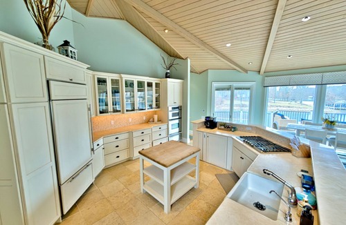 Bumpass House | Heated Lake, Sleeps 20, Electric Boat & Jet skis, Hot Tub, Movie Room, Games