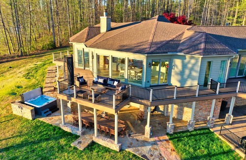 Bumpass House | Heated Lake, Sleeps 20, Electric Boat & Jet skis, Hot Tub, Movie Room, Games