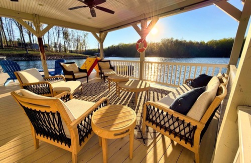 Bumpass House | Heated Lake, Sleeps 20, Electric Boat & Jet skis, Hot Tub, Movie Room, Games