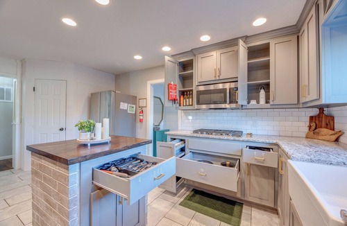 Norman House | Heated Pool, 3 King Bedrooms- 2 Suites, Sleeps 14, Private Backyard Near OU