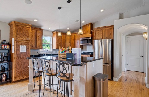 Dorr House | ★ Heated Pool, Hot Tub, Blackstone, Fire Pit, Billiards, Game Room & More!