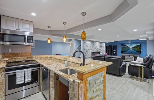 Bartlett House | Heaven: 4BR/3.5 BT - Large Spacious Home w/Beautiful Sunroom