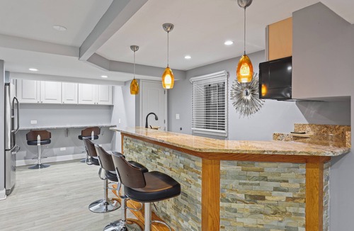 Bartlett House | Heaven: 4BR/3.5 BT - Large Spacious Home w/Beautiful Sunroom