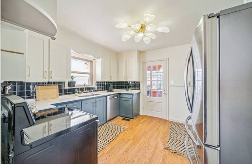 Turner Park House | Hendrix - Route 66 Getaway -TV in Both Bedrooms