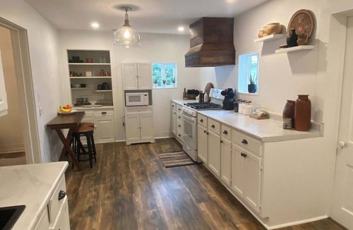 Carrollton House | Heritage House- 3 Bed, 1 Bath Newly Remodeled Modern Whole House Rental, Yard