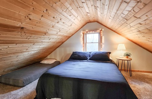 Davis County Cabin | Hickory Lake Getaway- Cozy Cabin Overlooking a Private Lake