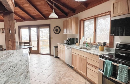 Elizabeth Cabin | Highest lodging in Illinois, 360 views Hotub Near galena territory, Farm animals