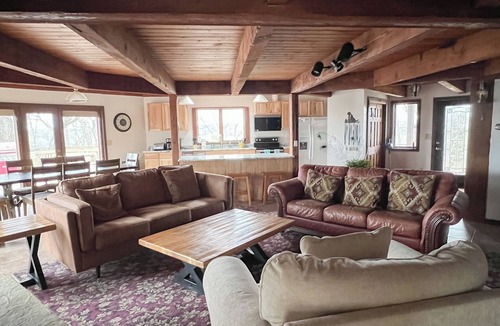 Elizabeth Cabin | Highest lodging in Illinois, 360 views Hotub Near galena territory, Farm animals