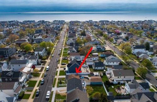 Wall House | Highly Rated Beach House Blocks to Beach & Main St 6 Badges, Patio, Grill