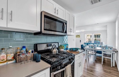 Wall House | Highly Rated Beach House 3.5 Blocks to Beach & Main St. | 6 Badges, Patio, Grill