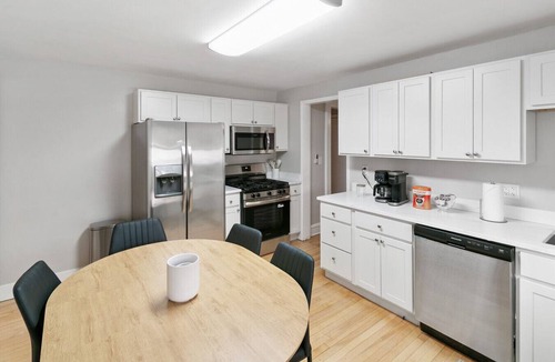 Highwood Apartment | Highwood Haven- 4 Bedroom Steps to Train station!