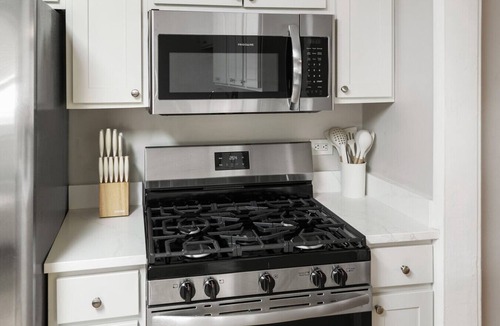 Highwood Apartment | Highwood Haven- 4 Bedroom Steps to Train station!