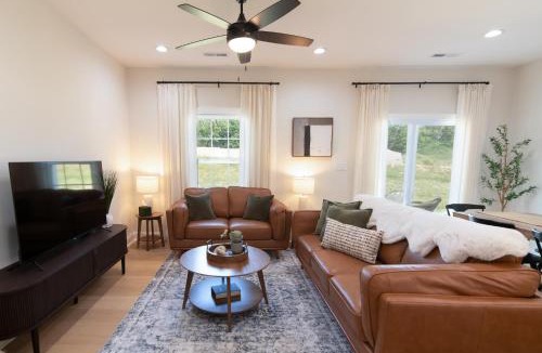 Lynchburg House | Hill City Lux Mins to LU King Bed Sleeps 8