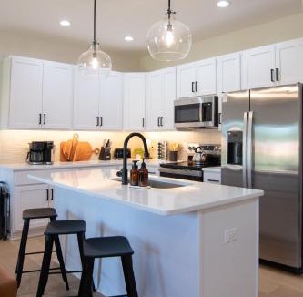 Lynchburg House | Hill City Lux Mins to LU King Bed Sleeps 8