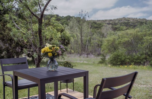 Oatmeal House | Hill Country Escape/45 minutes from downtown Austin 1 King 1 Queen Bed Full Kitc
