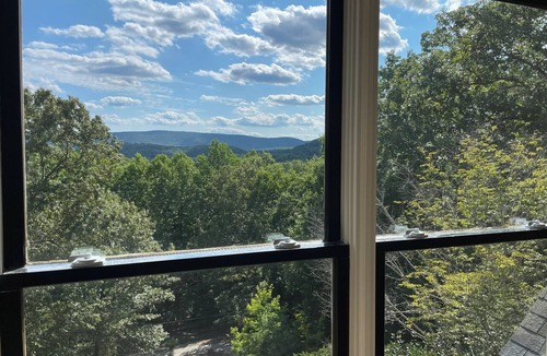 Waleska House | Hilltop - 3560 ft2 - Gym - 1-Gig WiFi - Office