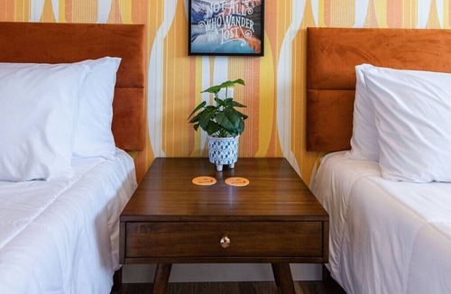 Trenton Hotel | Hippie Room #9 - 1960 Retro Motel
