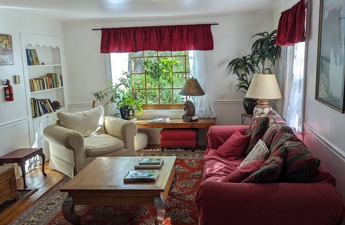 Aldie House | Historic Aldie Farmhouse near Middleburg and Wine Country