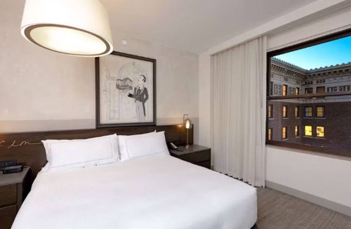 Downtown Des Moines Hotel | Historic Charm Meets Modern Luxury Near State Capitol, Parks, and Dining Hotspot