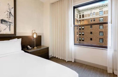 Downtown Des Moines Hotel | Historic Charm Meets Modern Luxury Near State Capitol, Parks, and Dining Hotspot